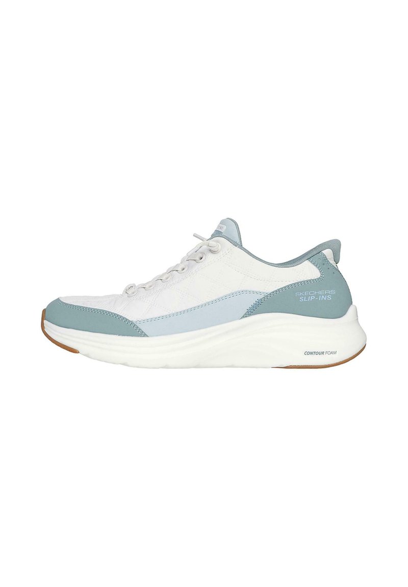 Zapatos Skechers Slip-Ins con una parte superior blanca, acentos en azul claro y un diseño texturizado. Presentan una suela blanca gruesa y acolchada y una lengüeta de tela.