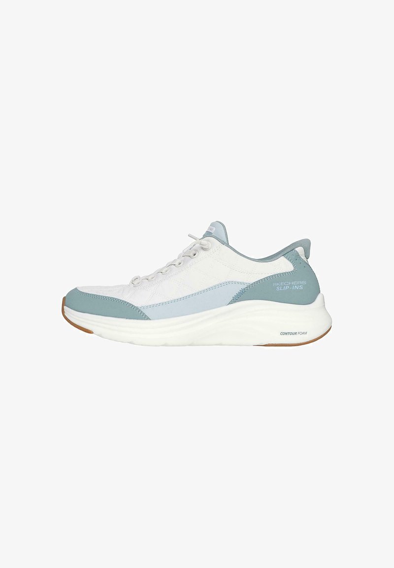 Zapatos Skechers Slip-Ins con una parte superior blanca, acentos en azul claro y un diseño texturizado. Presentan una suela blanca gruesa y acolchada y una lengüeta de tela.