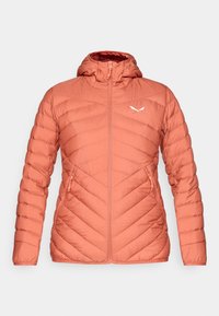 Casaco acolchoado em coral, com um design em chevron, fecho frontal e capuz. Logótipo no peito esquerdo e bolsos laterais com fecho. Textura suave.