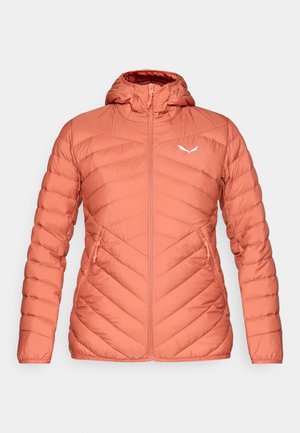 Podložena jakna v koralni barvi, z obliko v črti, sprednjim zadrgo in kapuco. Logotip na levem prsnem delu in stranska žepna zadrga. Gladka tekstura.