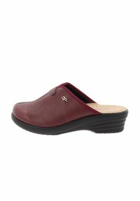 Zuecos de cuero burdeos con suela de goma negra, forma redondeada y superficie texturizada. Presentan un pequeño emblema dorado en un lado.