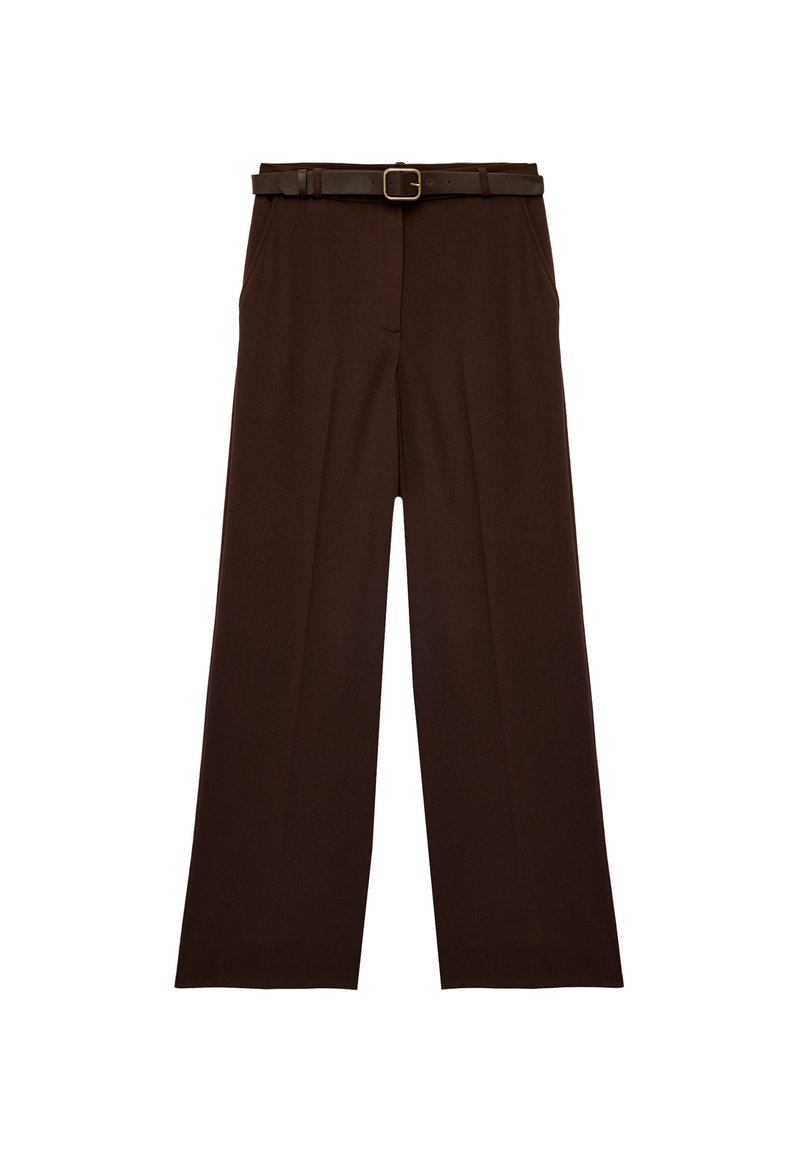 Pantalones de pierna ancha color marrón, hechos de una tela suave, con un cinturón a juego y una hebilla dorada. Los pantalones tienen un frente limpio con bolsillos laterales.