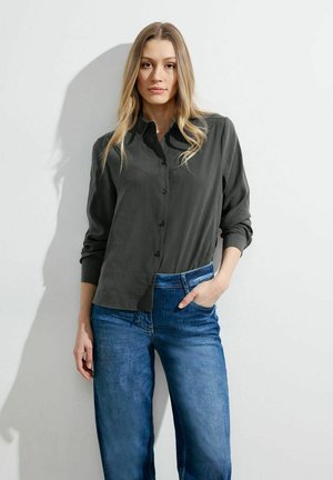 Donkergrijze, lange mouwen, button-up overhemd met een klassieke kraag en een zachte textuur, gecombineerd met blauwe denim jeans.