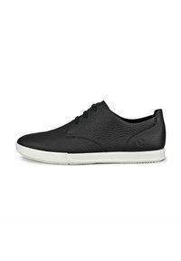 Czarne skórzane sneakersy z teksturowanym wierzchem, białą gumową podeszwą, okrągłym noskiem i dwoma parami czarnych oczek na sznurówki. Prosty design.