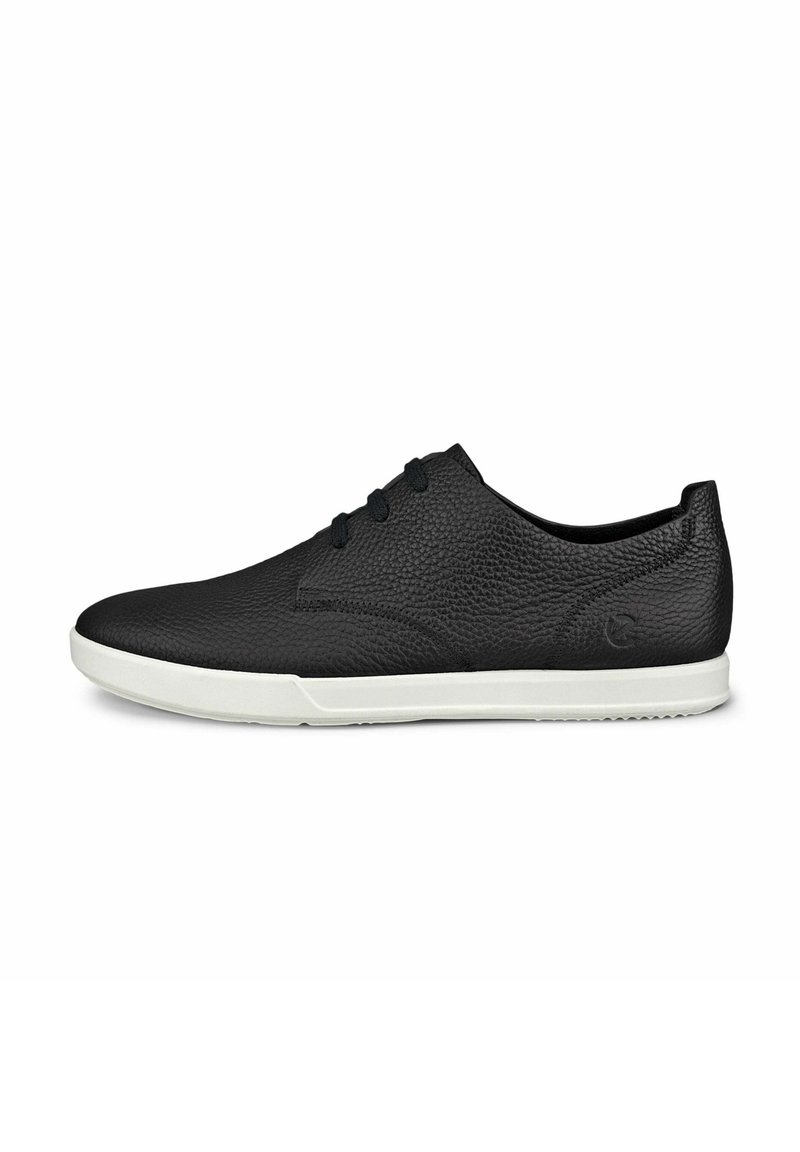 Czarne skórzane sneakersy z teksturowanym wierzchem, białą gumową podeszwą, okrągłym noskiem i dwoma parami czarnych oczek na sznurówki. Prosty design.