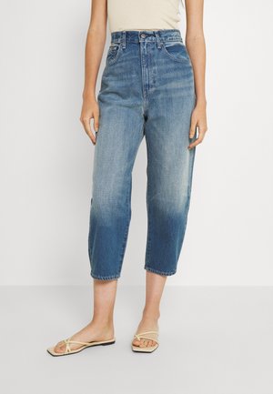 Vaaleansiniset farkut, joissa on korkea vyötärö ja rento istuvuus, jossa on hieman haalistunut efekti ja lyhyt pituus. Viimeistelty klassisella nappisulkeisella.