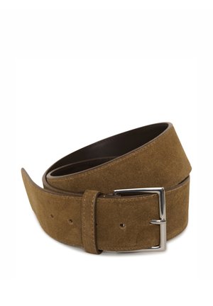 Ceinture en daim marron roulée avec une boucle rectangulaire argentée et une passoire assortie, sur fond blanc.