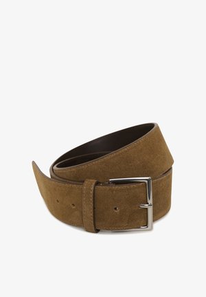 Cintura in camoscio marrone arrotolata con fibbia rettangolare argentata e passante coordinato, su sfondo bianco.