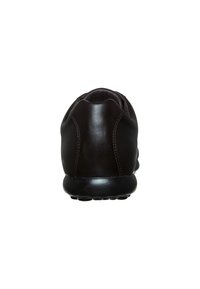 Zapatilla deportiva de cuero marrón con un acabado suave, forma redondeada, cuello acolchado y suela de goma negra para tracción.