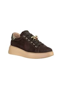 Sneaker in suede marrone con suola a cuneo beige, accentuazione del tallone grigia e una spilla decorativa con un design floreale impreziosito da gemme colorate.