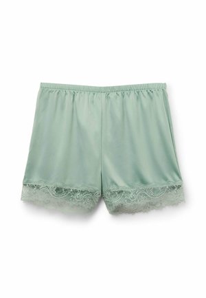 Zachte groene satijnen short met elastische tailleband en kanten afwerking langs de zoom, plat neergelegd op een witte achtergrond.