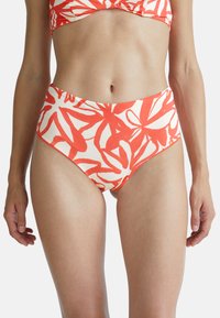 Bikini de tiro alto con base blanca y vibrantes patrones florales rojos, fabricado con material elástico y suave para mayor comodidad.