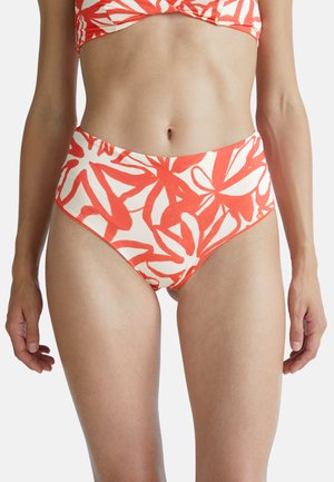 Bikiny s vysokým pasem s bílým podkladem a živými červenými květinovými vzory, vyrobené z pružného a hladkého materiálu pro pohodlí.