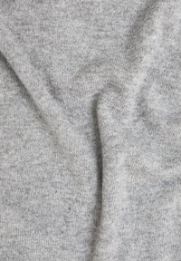 Helles graues Strickgewebe mit einer weichen Textur, das ein zartes Melange-Muster und leichtes Drapieren aufweist, wobei Farbvariationen sichtbar sind.