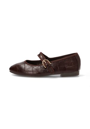Zapato plano Mary Jane marrón oscuro con textura de patrón de cocodrilo y correa con hebilla dorada ajustable, visto de lado sobre fondo blanco.