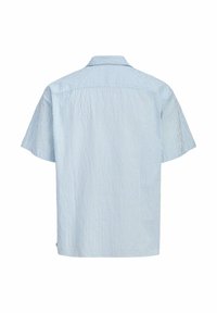 Chemise à manches courtes rayée verticalement bleu clair et blanc, vue de dos avec un col classique.