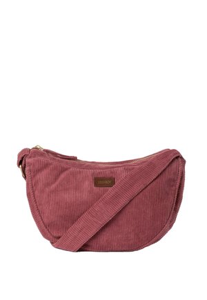 Sac bandoulière en velours côtelé rose poussiére avec fermeture éclair dorée et sangle ajustable, doté d'un petit patch logo en cuir.