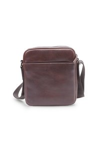 Hnědá kožená crossbody taška s hladkou texturou, obdélníkovým tvarem, horním zipovým uzávěrem a vnější přední kapsou.