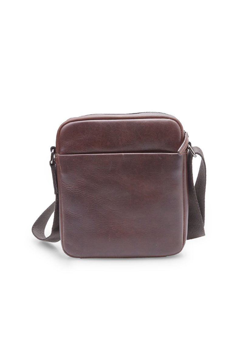 Ruskea nahkainen ristikassilaukku, jossa on sileä pinta, suorakulmainen muoto, ylhäältä avautuva vetoketju ja ulkoinen etutasku.