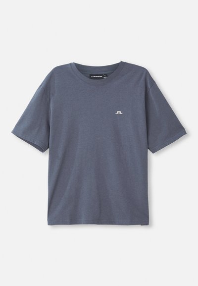 Lyhythihainen t-paita tummansinisestä puuvillasta, jossa on pyöreä kaula-aukko ja pieni valkoinen logo rinnassa. Klassinen malli, jossa on sileä pinta.