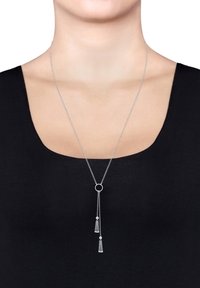Zilveren pendant ketting met een cirkelvormige schakel en twee hangende franjes, met een verfijnde gaasdetail en een gepolijste afwerking.