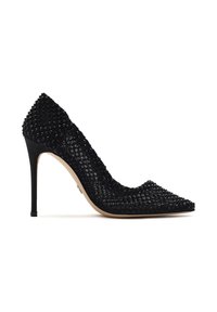 Escarpin noir à talons hauts avec un bout pointu, recouvert de petites paillettes noires, et un tissu noir lisse sur les côtés. Talon aiguille.