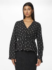 Mustriline musta blouse valgete ruudustike ja täpikujundustega. Omab V-kaelust, pikki varrukaid ja kokku tõmmatud talje efekti peplumi jaoks.
