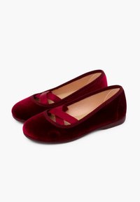 Le ballerine in velluto rosso presentano una punta affusolata, un design ritagliato e cinturini incrociati decorativi sul davanti, con una fodera interna morbida.