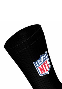 Calcetín negro acanalado con un logo multicolor de la NFL en forma de escudo y acentos de estrellas, hecho de una tela elástica y texturizada.