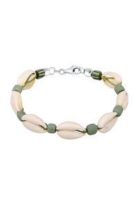 Armband med pärlor som har krämfärgade snäckor och gröna pärlor, säkrad med en silvrig lås; texturerna varierar mellan släta och matta.