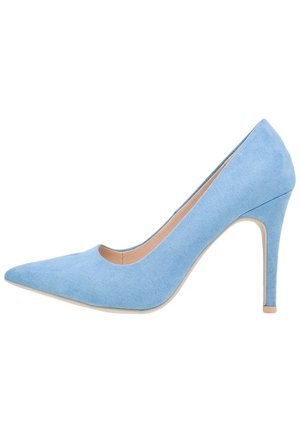Escarpin bleu en daim avec un talon aiguille, pointe légèrement effilée, texture lisse et silhouette épurée. Doté d'un talon fin et effilé et d'un design à découpes subtiles.