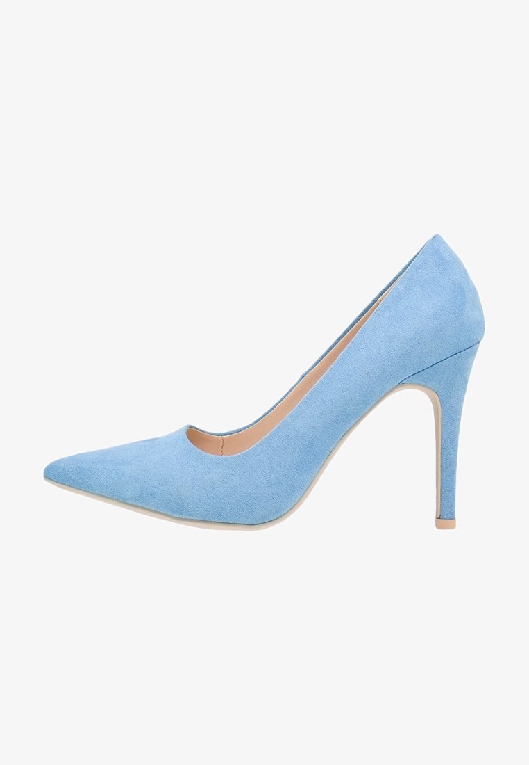 Escarpin bleu en daim avec un talon aiguille, pointe légèrement effilée, texture lisse et silhouette épurée. Doté d'un talon fin et effilé et d'un design à découpes subtiles.