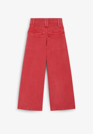 Pantalones anchos rojos de algodón, con dos bolsillos traseros y una cinturilla con pasadores para cinturón. La tela tiene una textura suave.