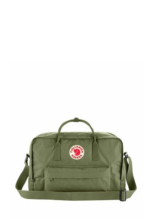 Olijfgroene canvas tas met dubbele handvatten en een verstelbare schouderband. Heeft een voorvak met rits en een cirkelvormig logo aan de voorkant.