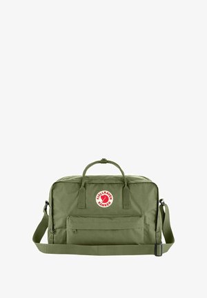 Borsa in tela verde oliva con doppio manico e tracolla regolabile. Presenta una tasca frontale con zip e un logo circolare sul davanti.