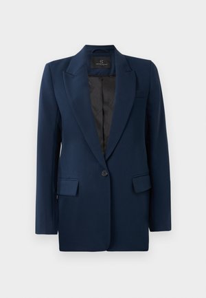 Blazer navy con chiusura a un bottone, revers a punta, due tasche frontali e una texture liscia. Interno foderato in nero.
