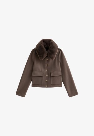 Bruin cropped jasje met een bontkraag, gouden knoopsluitingen en twee voorkeurszakken, gemaakt van zachte, gestructureerde stof.