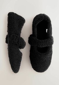 Pantofole nere in pile con punta arrotondata, cinturino regolabile e esterno strutturato. Materiale morbido e soffice che aumenta il comfort.