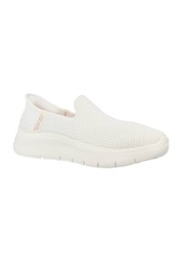Scarpa bianca slip-on con tomaia in mesh traspirante e texture, e suola in gomma flessibile con supporto imbottito.