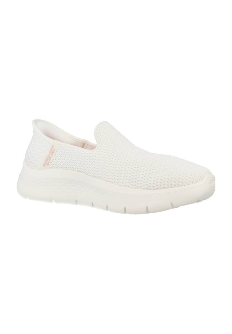 Zapatilla blanca de slip-on con parte superior de malla texturizada y transpirable, y suela de goma flexible con soporte acolchado.