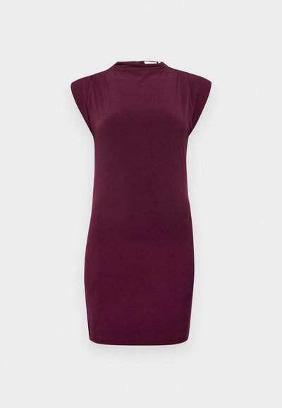 Μπορντό αμάνικο φόρεμα με ψηλό λαιμό, στενή γραμμή, απαλό υφή και διακριτική ώμη. Χωρίς ορατά σχέδια ή αξεσουάρ.