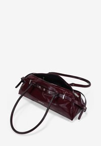 Bolso burdeos con superficie lisa y brillante, doble asa de transporte, detalles en plata, cierre de cremallera y compartimentos interiores para organización.