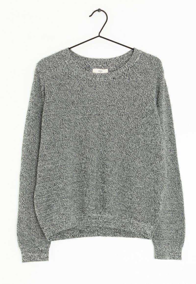 Pull gris à manches longues en tricot avec col rond suspendu à un cintre noir sur un fond blanc.