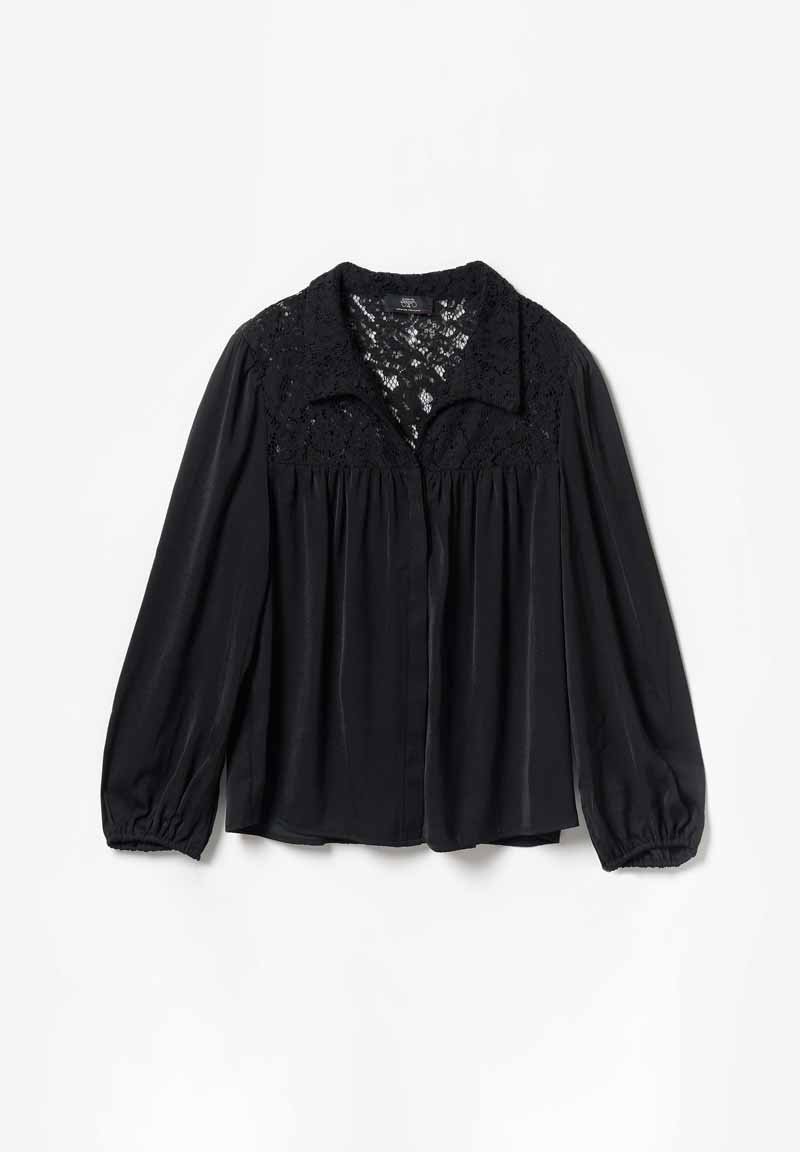 Blouse noire à manches longues avec empiècement en dentelle et col, boutonnée devant, manches froncées avec poignets élastiqués.