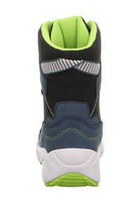 Vysoké sportovní tenisky v černé, modré a bílé barvě s zelenou podrážkou. Texturovaný svršek s polyesterovou podšívkou, polstrovaný límec a reflexní akcenty.