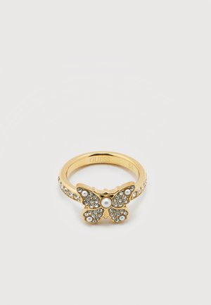 Bague en or avec un motif de papillon, ornée de cristaux clairs et de petites perles, sur un fond blanc.