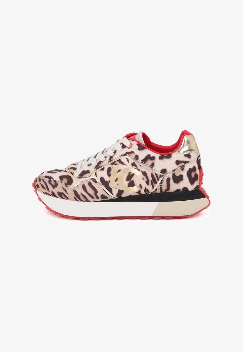 Zapatillas de print de leopardo con parte superior de textil en rosa y dorado, detalles en rojo, cordones blancos y suela en contraste negro y blanco.