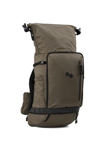 Olivgrüner Rucksack mit Rollverschluss und Fronttasche; aus leichtem Stoff gefertigt, mit schwarzen Akzenten und verstellbaren Trägern.