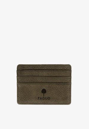 Brauner strukturierten Leder-Kartenhalter mit drei Kartenfächern und dem Faguo-Logo, das einen kleinen Baum auf der Vorderseite geprägt hat.