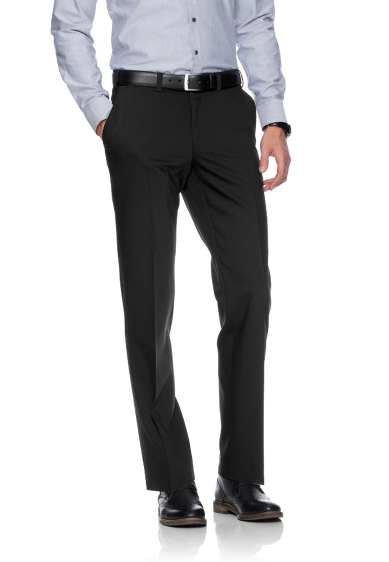Schwarze Anzughosen mit einem geraden Beinschnitt. Aus glattem Stoff gefertigt, mit einem klassischen Bund und Fronttaschen. Kombiniert mit einem hellblauen Hemd.
